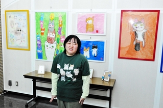 魅力豊かなネコの絵を描いた石倉凪紗さん＝コミセンおの