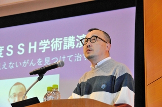 化学の魅力を生徒に語る浦野泰照教授＝小野高校