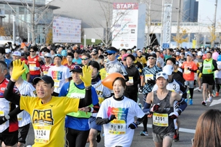 前回大会で一斉にスタートするランナー＝２０２３年１２月３日、小野市役所前