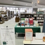 「レファレンスってなに？」の展示＝小野市立図書館