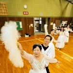 １０日の「芸能まつり」で初舞台に立つシニアバレリーナ＝西脇市西脇