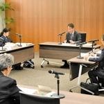 ４人の委員が意見を述べた臨時教育委員会＝西脇市役所