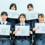 グランプリに耀いた石塚佳乃さん（前列中央）ら最終審査進出者＝加東市役所（同市提供）