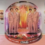 やしろ国際学習塾に設置されている純烈のトリックアート＝加東市上三草