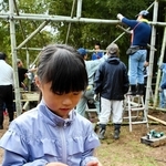 竹チップの山に生まれたカブトムシの幼虫と、竹で組まれたあずまや＝西脇市明楽寺町