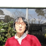 定例会を開く社公民館の前で話す岡本智恵美さん＝加東市木梨