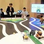 自作ロボットの動きを見守る子どもたち＝やしろ国際学習塾