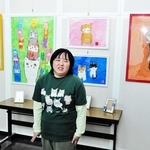 魅力豊かなネコの絵を描いた石倉凪紗さん＝コミセンおの