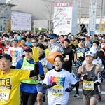 前回大会で一斉にスタートするランナー＝２０２３年１２月３日、小野市役所前