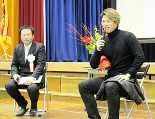 トークショーを行う甲斐野央さん（右）＝桜丘小