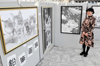 鉛筆画の作品を見る佐々木由美子さん＝小野市うるおい交流館エクラ