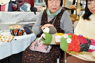 優しく手を包むマフ（非売品）と展示販売する縫い物＝小野市上本町