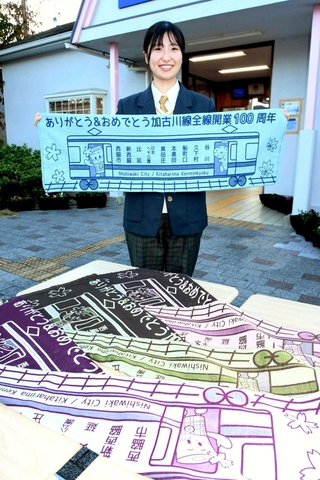 ２年続けて中づり広告をデザインした岡本海音さん＝西脇市野村町