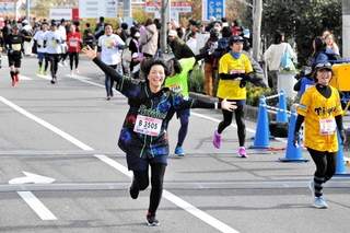 完走を果たし、喜びを表現するランナー＝小野市役所前