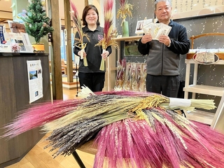 稲穂飾りをＰＲする藤尾善則さん（右）と妻淳子さん＝鍬渓温泉きすみのの郷