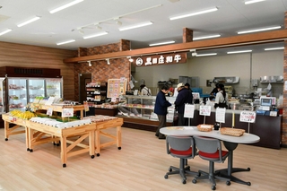 黒田庄和牛などの特産品を販売する店内＝西脇市黒田庄町田高