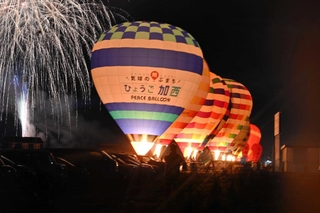 夜空を焦がす花火と温かな光を放つ気球の競演＝加西市鶉野町