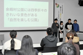 多可町の名所について、若手職員に授業をする児童＝同町役場
