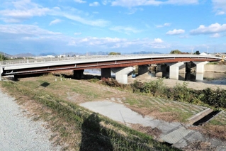 加東市大門と小野市復井町をつなぐ、新しい大門橋の全景（北播磨県民局提供）