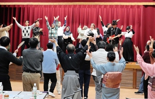 外国人と総踊りを楽しんだ交流会＝コミセンおおべ（提供）