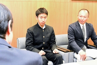全国高校駅伝の結果を報告する上田翔大主将（中央）と永井宏明監督（右）＝西脇市役所