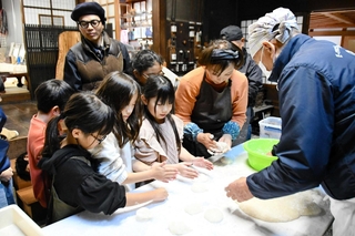 つき上がった餅を丸める児童ら＝西脇市西脇
