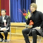 トークショーを行う甲斐野央さん（右）＝桜丘小