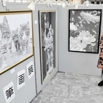 鉛筆画の作品を見る佐々木由美子さん＝小野市うるおい交流館エクラ
