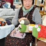 優しく手を包むマフ（非売品）と展示販売する縫い物＝小野市上本町