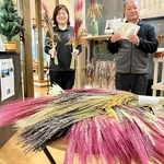 稲穂飾りをＰＲする藤尾善則さん（右）と妻淳子さん＝鍬渓温泉きすみのの郷