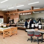 黒田庄和牛などの特産品を販売する店内＝西脇市黒田庄町田高