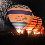 夜空を焦がす花火と温かな光を放つ気球の競演＝加西市鶉野町