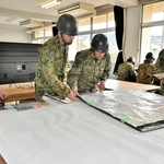 西脇市の災害対策本部と連絡を取りながら救助訓練を行う自衛隊員ら＝西脇東中学校