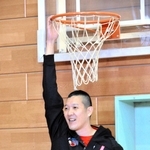 バスケットボールのリングをつかんで見せる山村宏太さん＝下東条小学校