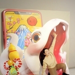 ヘビのトリックアート。食べられそうな写真もできる＝加東市下滝野