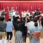外国人と総踊りを楽しんだ交流会＝コミセンおおべ（提供）