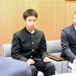 全国高校駅伝の結果を報告する上田翔大主将（中央）と永井宏明監督（右）＝西脇市役所