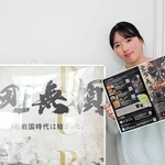 ロケ地パンフレットを手にする加東市職員＝同市役所