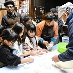 つき上がった餅を丸める児童ら＝西脇市西脇
