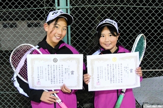 全国大会へ勝ち進んだ堀愛七さん（左）と藤井曖奈さん＝西脇市坂本