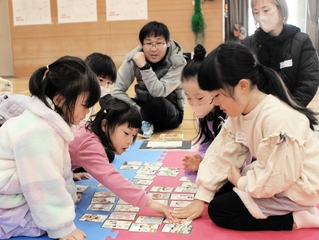 かるたを勢いよく取り合う子どもたち＝加東市河高