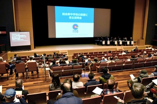 西脇東中と黒田庄中の統合経緯などについて、異論が相次いだ説明会＝西脇市下戸田