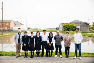 竹内紘三さん（右から３人目）を取材したメンバー。右端は高橋武男さん、ほかは社高校生など＝加東市内（高橋さん提供）