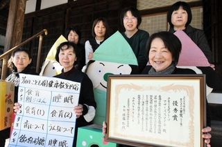森脇登志子代表（右下）ら、マザーズスマイルのメンバー＝西脇市黒田庄町前坂
