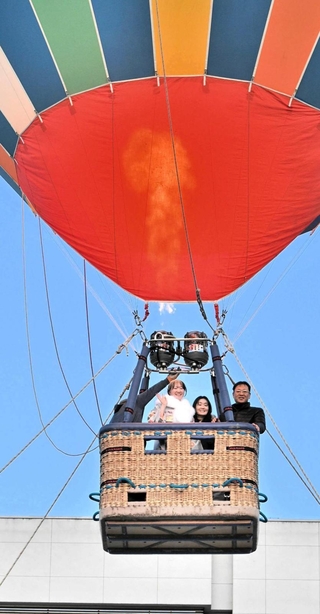 熱気球に搭乗した二十歳会の参加者と両親＝加西市役所駐車場