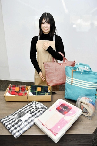 西脇病院で出産した人に贈られる祝い品。６種の中から一つを選ぶ＝西脇市役所