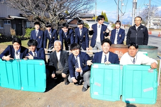 ごみステーションの美化に取り組んだ小野工業高生ら＝小野市片山町