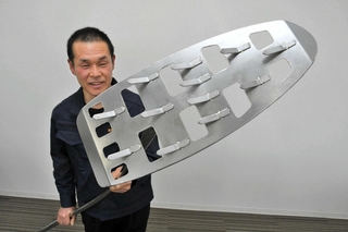 １２本の歯で雑草を引き抜く草抜き器具「すすむ君」＝多可町役場