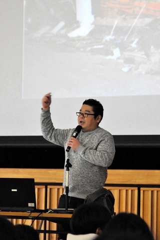 弟２人を失った経験を語る柴田大輔さん＝小野南中学校