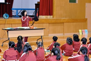 防災バッグの重要性を全校生に話す中川美晴さん＝西在田小
